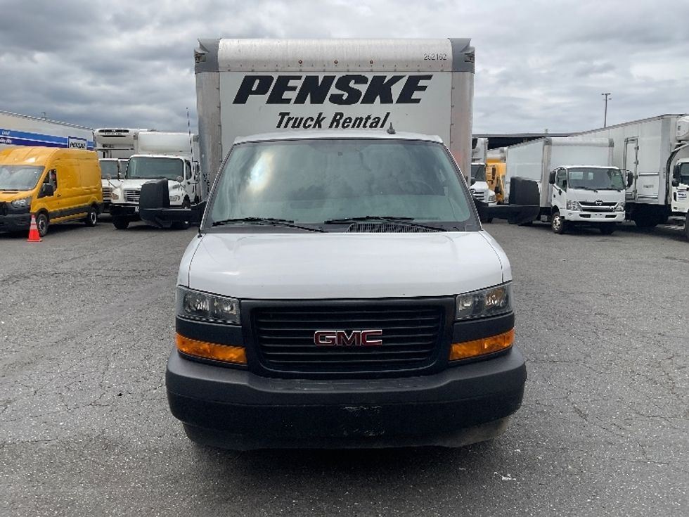 2022 Gmc Savana 3500 Cutaway photo 2
