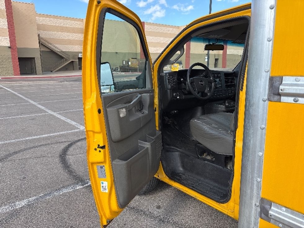 Light Duty Box Truck-Light and Medium Duty Trucks-GMC-2022-Savana G33903-El Paso-TX-57,842\n\t\tmiles-$ 37,250 - Image 15