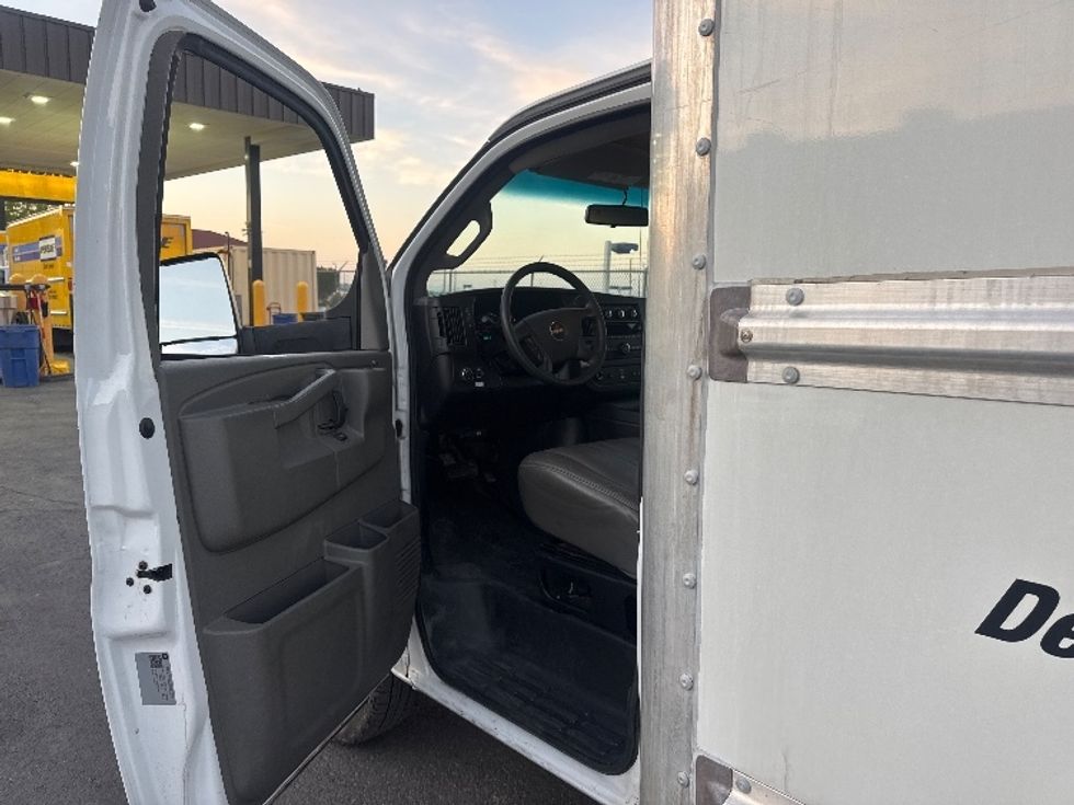 Light Duty Box Truck-Light and Medium Duty Trucks-GMC-2022-Savana G33903-El Paso-TX-91,121\n\t\tmiles-$ 34,250 - Image 14