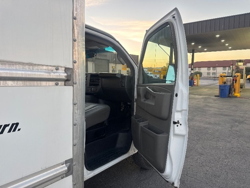 Light Duty Box Truck-Light and Medium Duty Trucks-GMC-2022-Savana G33903-El Paso-TX-91,121\n\t\tmiles-$ 34,250 - Image 18