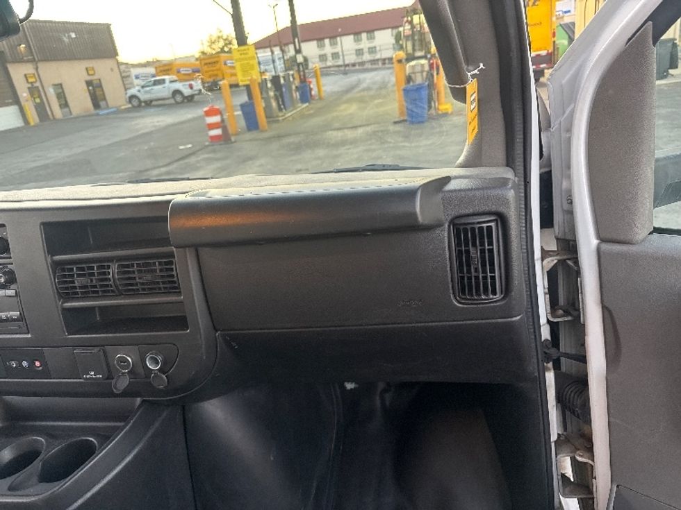 Light Duty Box Truck-Light and Medium Duty Trucks-GMC-2022-Savana G33903-El Paso-TX-91,121\n\t\tmiles-$ 34,250 - Image 19