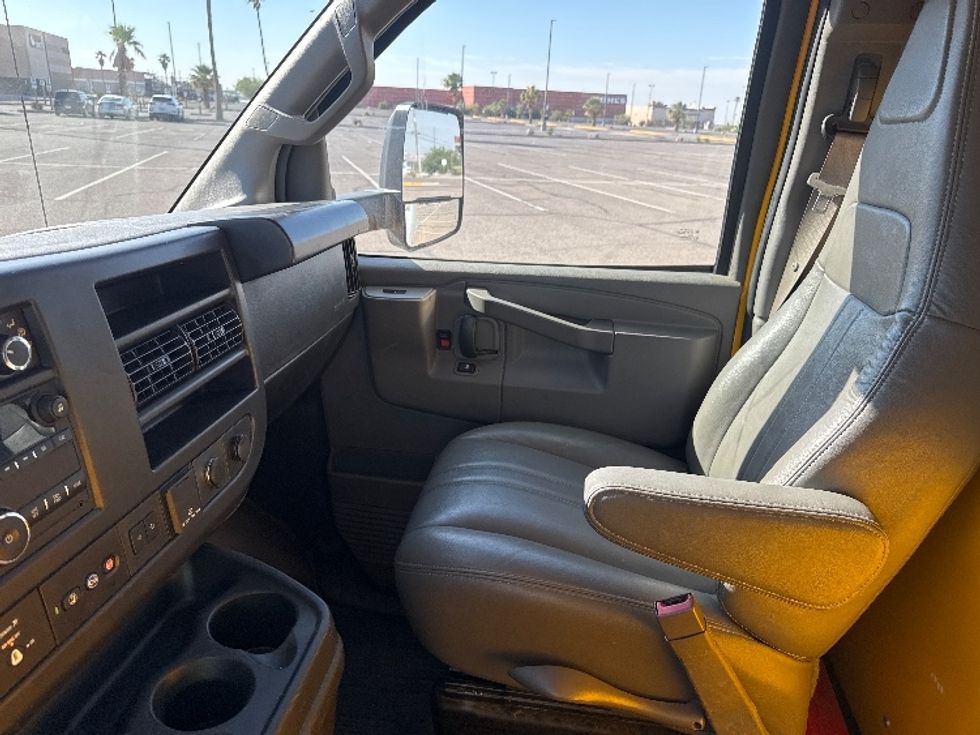 Light Duty Box Truck-Light and Medium Duty Trucks-GMC-2022-Savana G33903-El Paso-TX-95,018\n\t\tmiles-$ 29,500 - Image 17