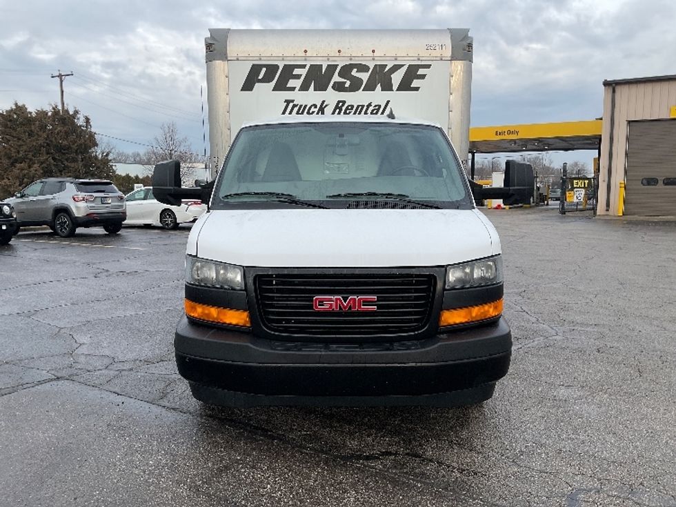 2022 Gmc Savana 3500 Cutaway photo 2