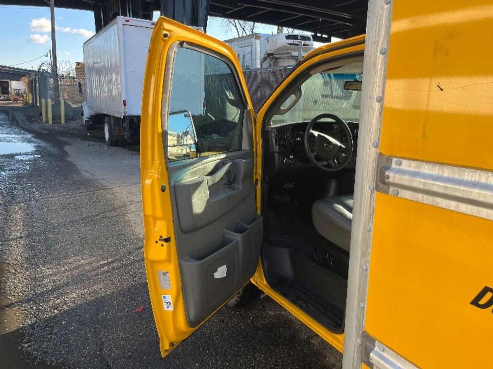 Light Duty Box Truck-Light and Medium Duty Trucks-GMC-2022-Savana G33903-Elmsford-NY-42,906\n\t\tmiles-$ 36,250 - Image 13