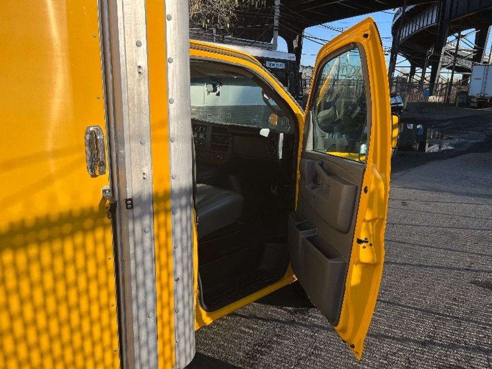 Light Duty Box Truck-Light and Medium Duty Trucks-GMC-2022-Savana G33903-Elmsford-NY-42,906\n\t\tmiles-$ 36,250 - Image 17
