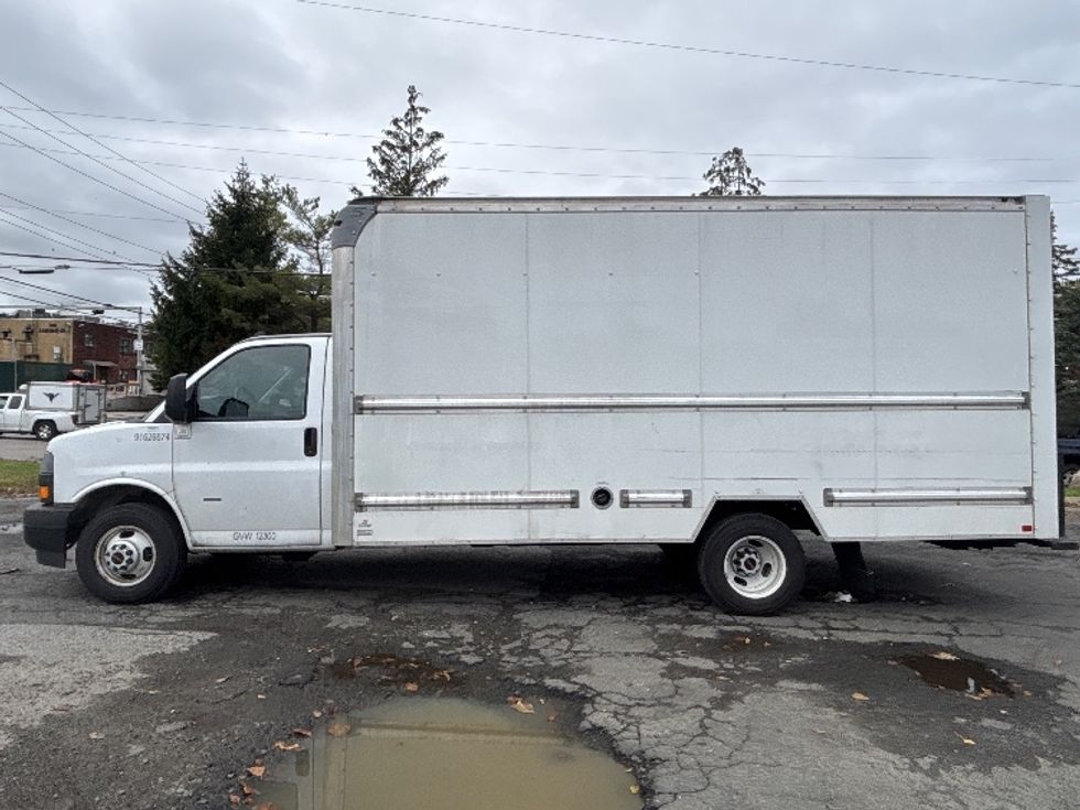 Light Duty Box Truck-Light and Medium Duty Trucks-GMC-2022-Savana G33903-Elmsford-NY-57,916\n\t\tmiles-$ 35,500 - Image 4