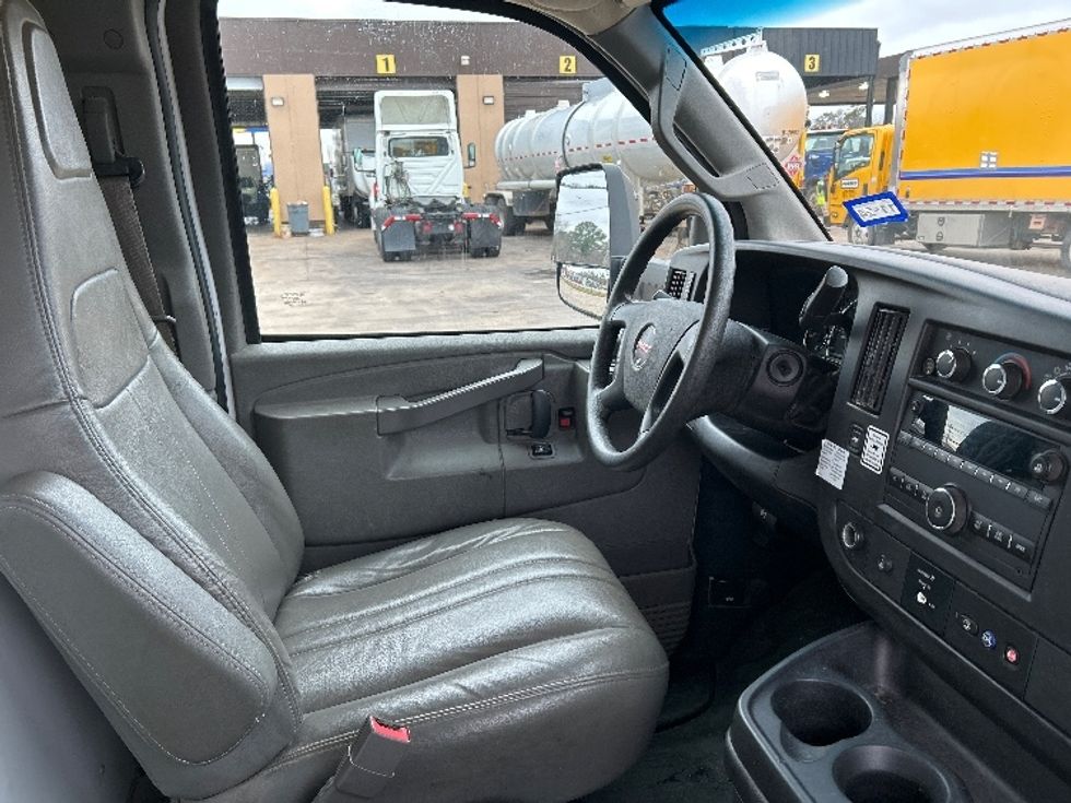 Light Duty Box Truck-Light and Medium Duty Trucks-GMC-2022-Savana G33903-Essex Junction-VT-69,656\n\t\tmiles-$ 41,000 - Image 21