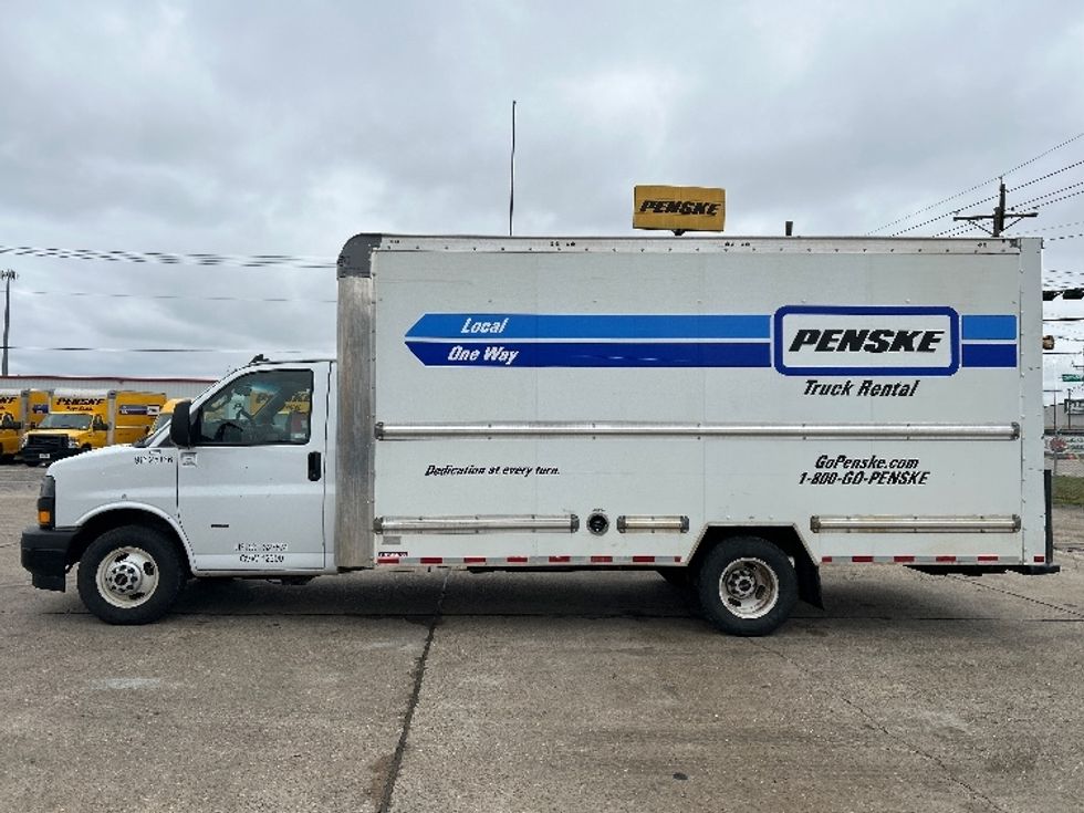 Light Duty Box Truck-Light and Medium Duty Trucks-GMC-2022-Savana G33903-Essex Junction-VT-69,656\n\t\tmiles-$ 41,000 - Image 4