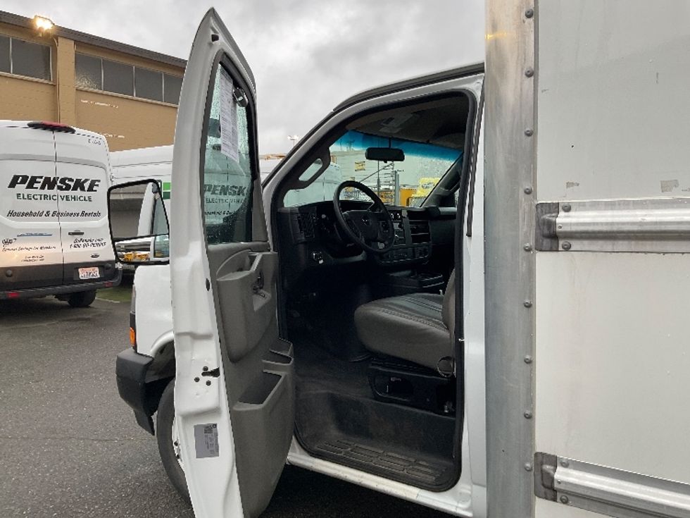 Light Duty Box Truck-Light and Medium Duty Trucks-GMC-2022-Savana G33903-Everett-WA-23,040\n\t\tmiles-$ 37,750 - Image 16