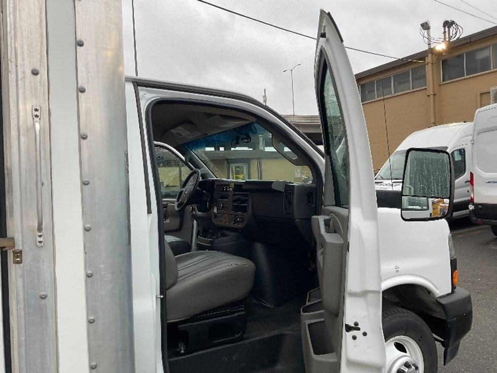 Light Duty Box Truck-Light and Medium Duty Trucks-GMC-2022-Savana G33903-Everett-WA-23,040\n\t\tmiles-$ 37,750 - Image 20