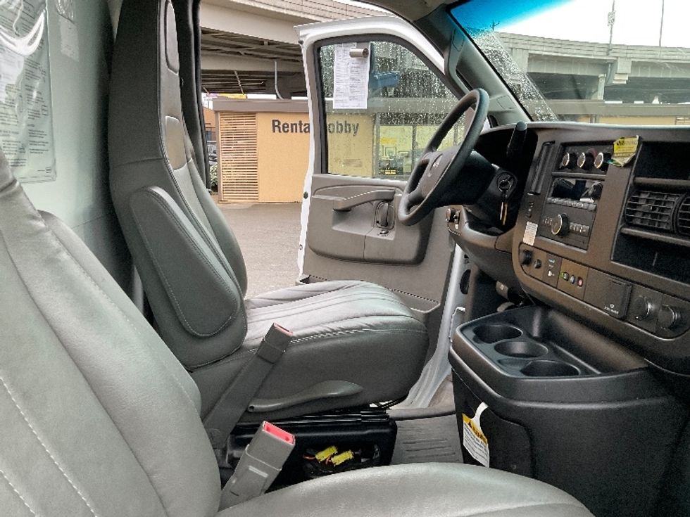 Light Duty Box Truck-Light and Medium Duty Trucks-GMC-2022-Savana G33903-Everett-WA-23,040\n\t\tmiles-$ 37,750 - Image 22