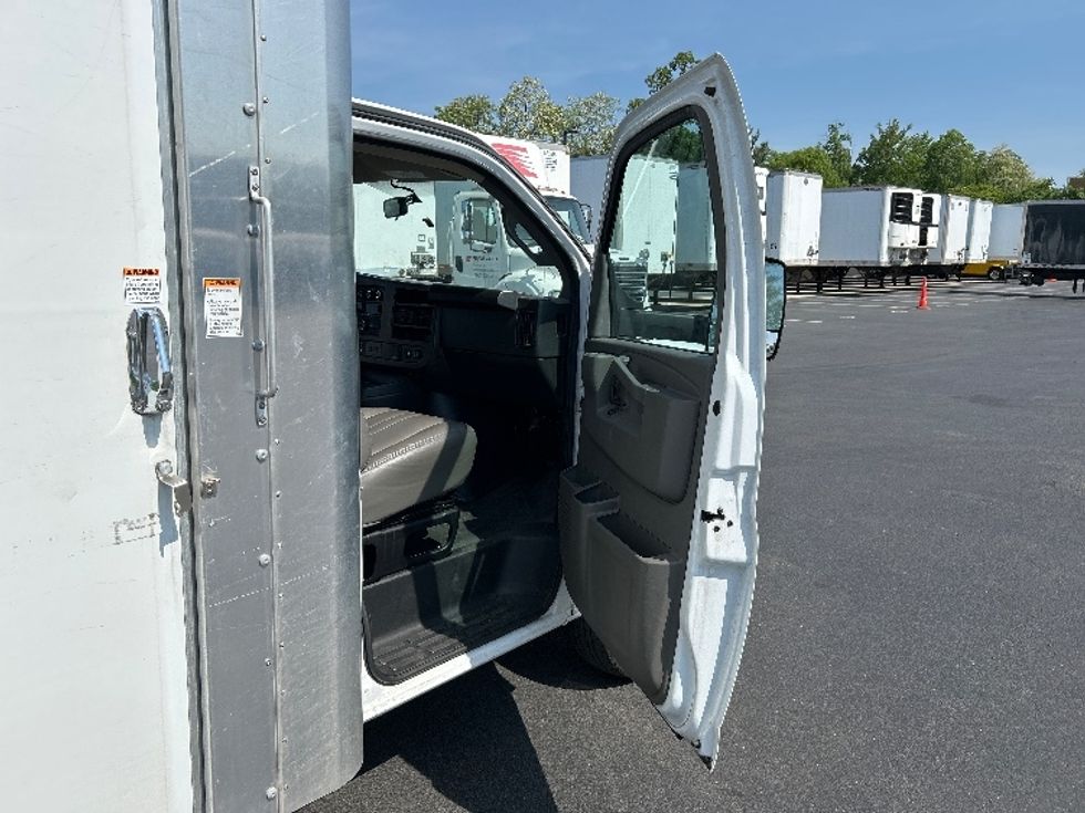 Light Duty Box Truck-Light and Medium Duty Trucks-GMC-2022-Savana G33903-Fairfax-VA-22,095\n\t\tmiles-$ 42,250 - Image 20