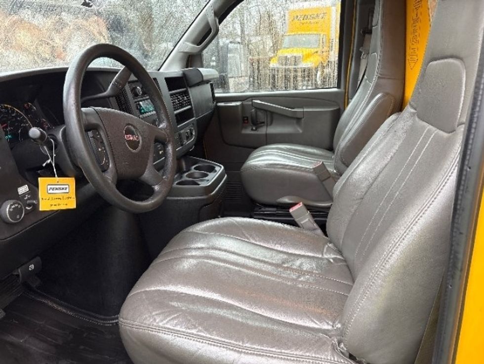 Light Duty Box Truck-Light and Medium Duty Trucks-GMC-2022-Savana G33903-Florence-SC-93,391\n\t\tmiles-$ 31,000 - Image 16