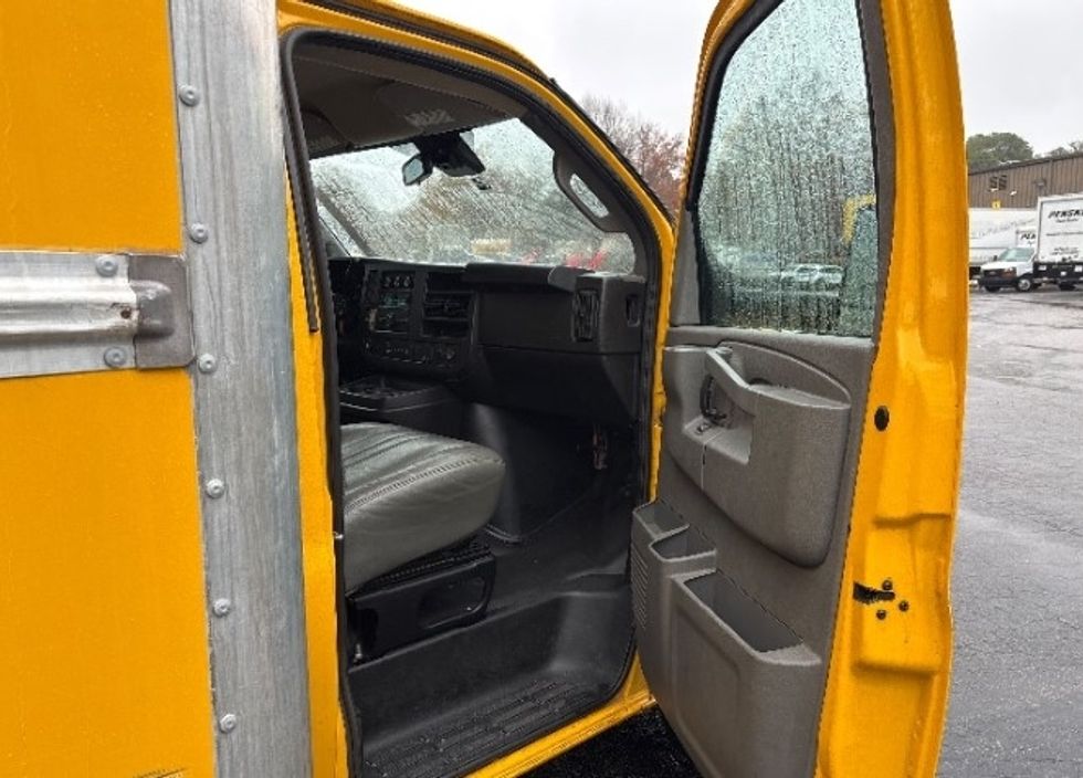 Light Duty Box Truck-Light and Medium Duty Trucks-GMC-2022-Savana G33903-Florence-SC-93,391\n\t\tmiles-$ 31,000 - Image 17