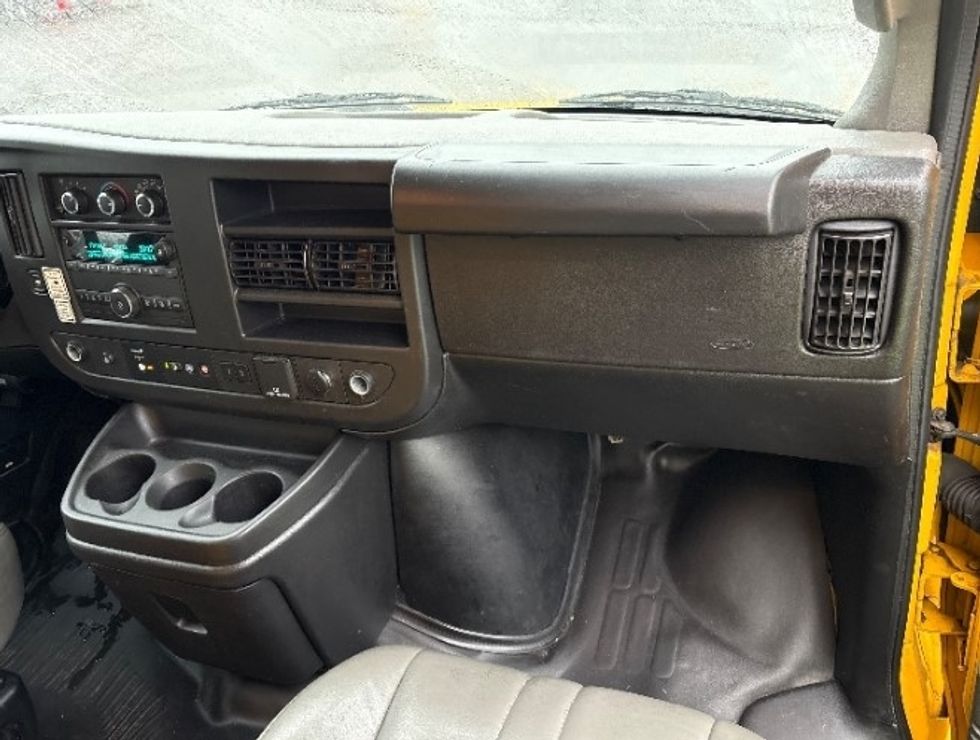 Light Duty Box Truck-Light and Medium Duty Trucks-GMC-2022-Savana G33903-Florence-SC-93,391\n\t\tmiles-$ 31,000 - Image 18