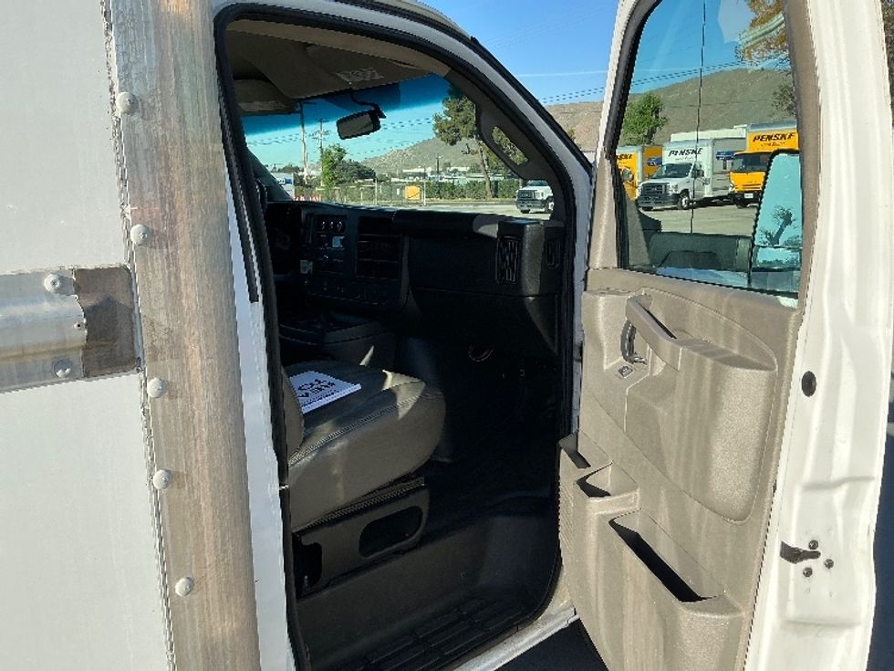 Light Duty Box Truck-Light and Medium Duty Trucks-GMC-2022-Savana G33903-Fontana-CA-105,652\n\t\tmiles-$ 32,250 - Image 20