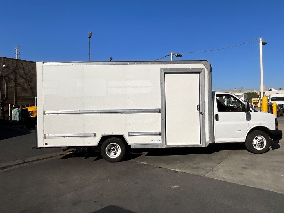 Light Duty Box Truck-Light and Medium Duty Trucks-GMC-2022-Savana G33903-Fontana-CA-18,218\n\t\tmiles-$ 47,500 - Image 15