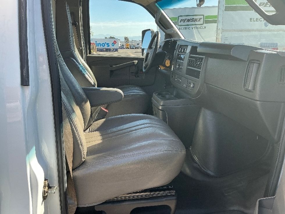 Light Duty Box Truck-Light and Medium Duty Trucks-GMC-2022-Savana G33903-Fontana-CA-88,961\n\t\tmiles-$ 34,000 - Image 22