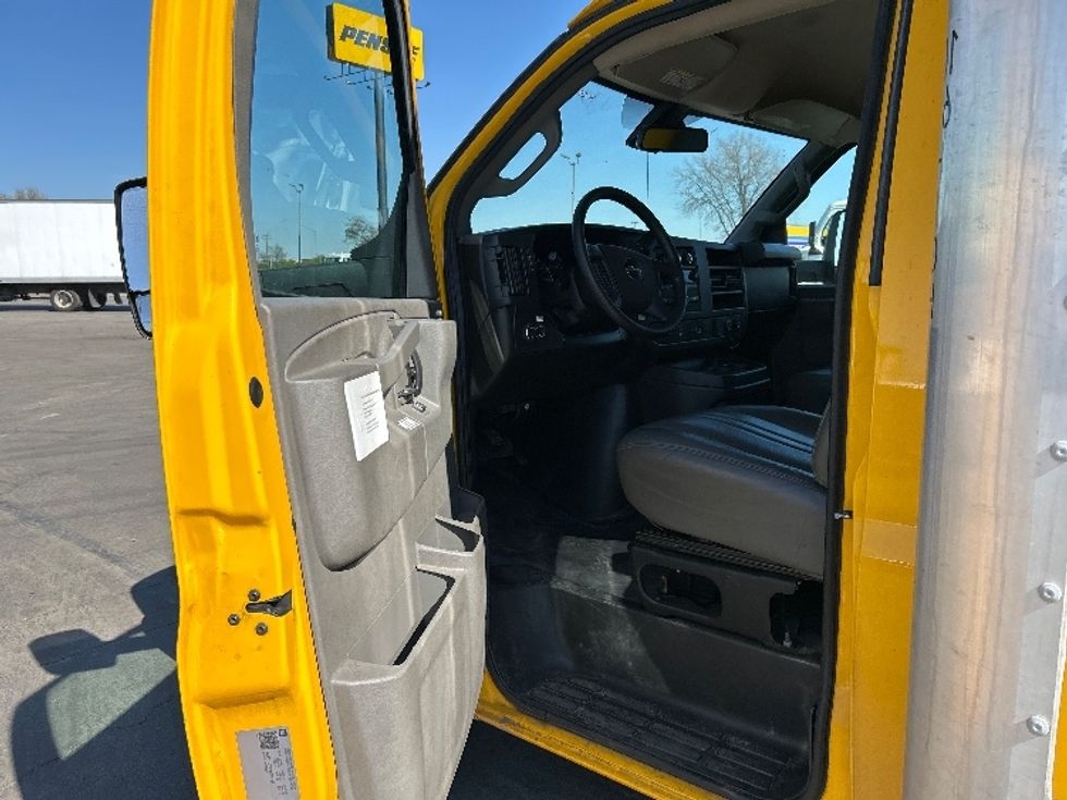 Light Duty Box Truck-Light and Medium Duty Trucks-GMC-2022-Savana G33903-Fontana-CA-97,590\n\t\tmiles-$ 30,000 - Image 16