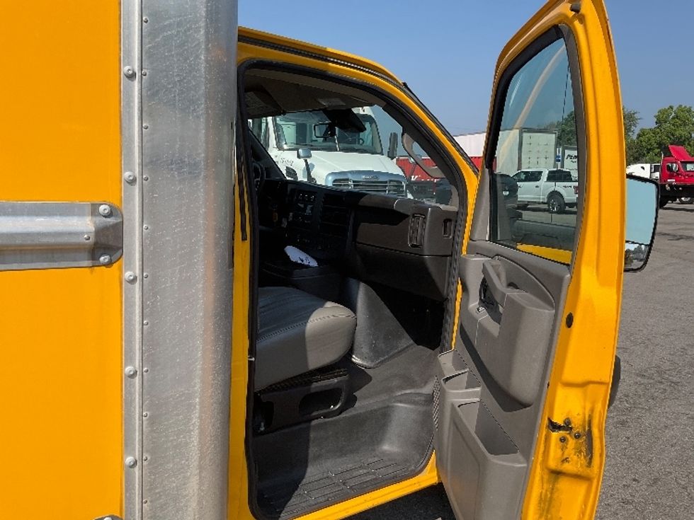 Light Duty Box Truck-Light and Medium Duty Trucks-GMC-2022-Savana G33903-Fort Wayne-IN-100,361\n\t\tmiles-$ 25,500 - Image 16