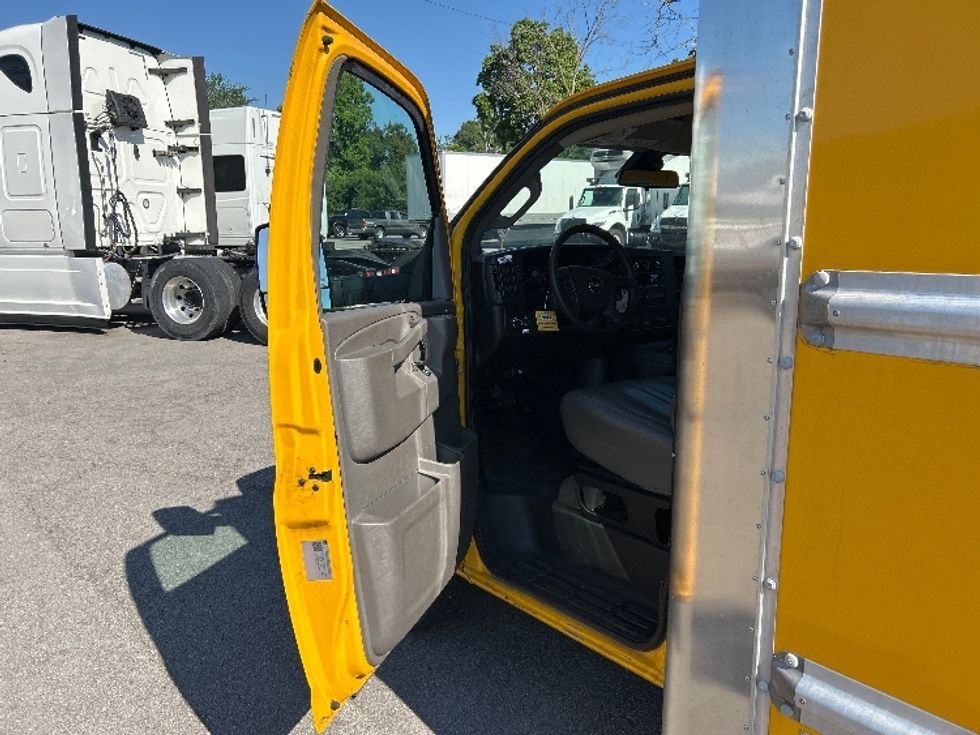 Light Duty Box Truck-Light and Medium Duty Trucks-GMC-2022-Savana G33903-Fort Wayne-IN-71,200\n\t\tmiles-$ 29,250 - Image 15