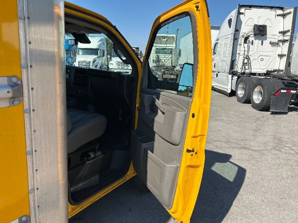 Light Duty Box Truck-Light and Medium Duty Trucks-GMC-2022-Savana G33903-Fort Wayne-IN-71,200\n\t\tmiles-$ 29,250 - Image 19