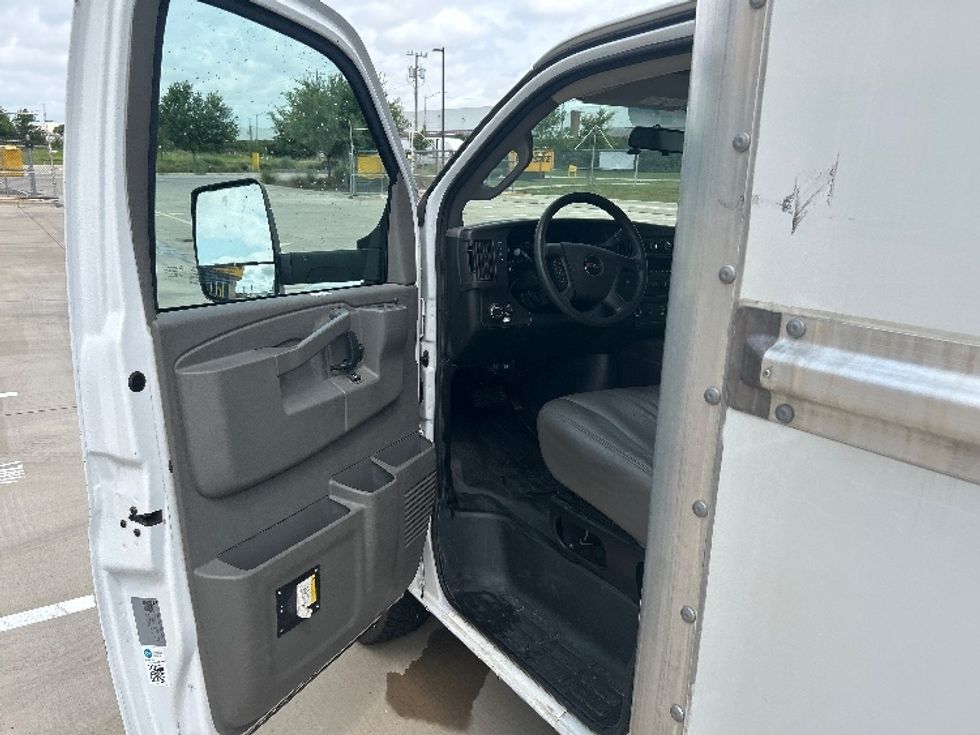 2022 Gmc Savana 3500 Cutaway photo 10
