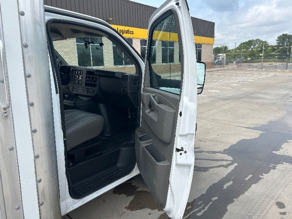 2022 Gmc Savana 3500 Cutaway photo 14