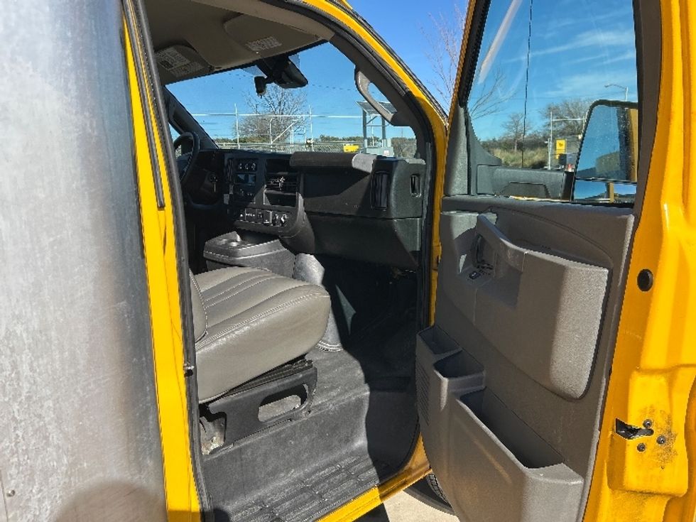 Light Duty Box Truck-Light and Medium Duty Trucks-GMC-2022-Savana G33903-Fort Worth-TX-89,563\n\t\tmiles-$ 29,500 - Image 20