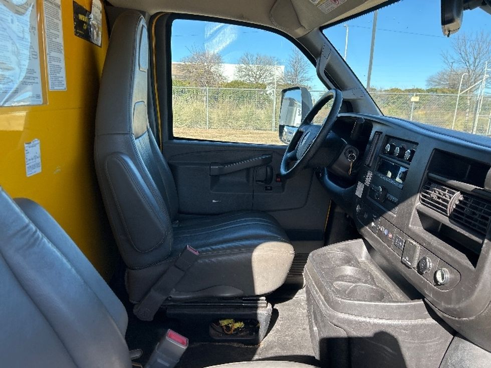 Light Duty Box Truck-Light and Medium Duty Trucks-GMC-2022-Savana G33903-Fort Worth-TX-89,563\n\t\tmiles-$ 29,500 - Image 22
