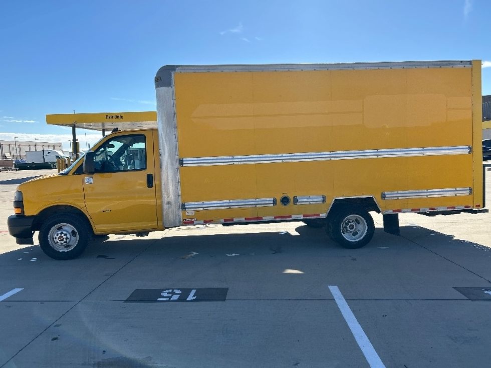 Light Duty Box Truck-Light and Medium Duty Trucks-GMC-2022-Savana G33903-Fort Worth-TX-89,563\n\t\tmiles-$ 29,500 - Image 4