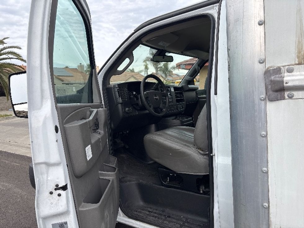 Light Duty Box Truck-Light and Medium Duty Trucks-GMC-2022-Savana G33903-Fresno-CA-114,872\n\t\tmiles-$ 30,750 - Image 14