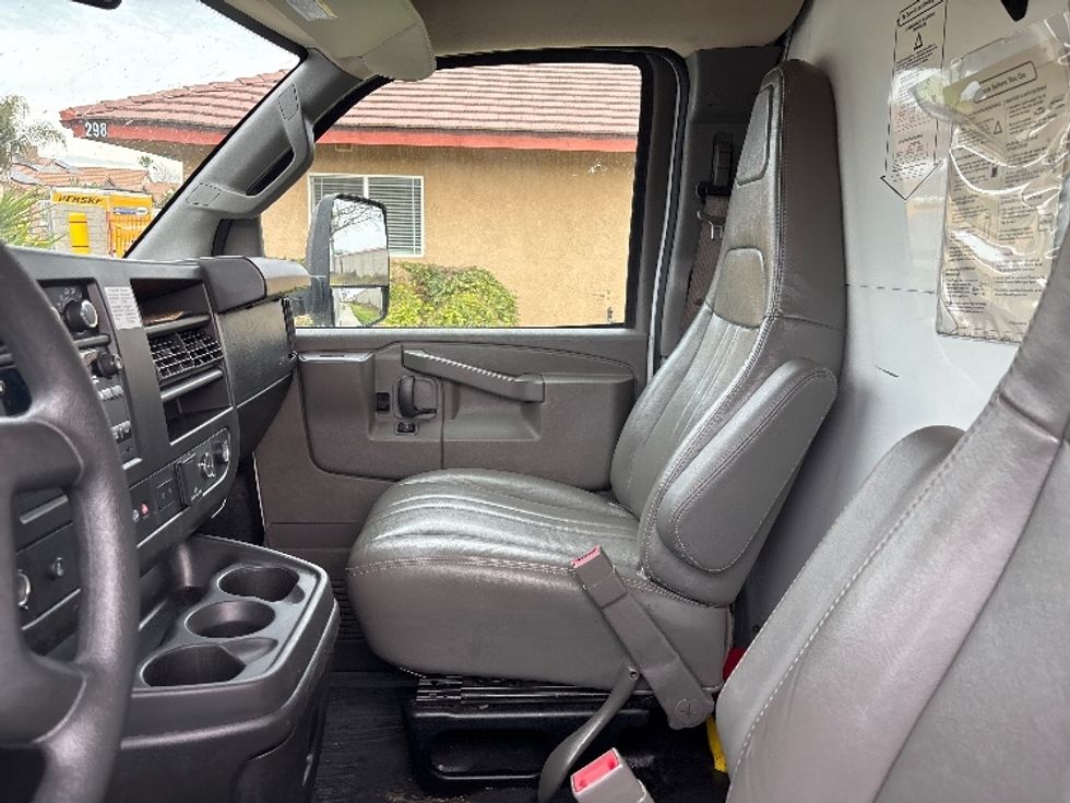 Light Duty Box Truck-Light and Medium Duty Trucks-GMC-2022-Savana G33903-Fresno-CA-114,872\n\t\tmiles-$ 30,750 - Image 17