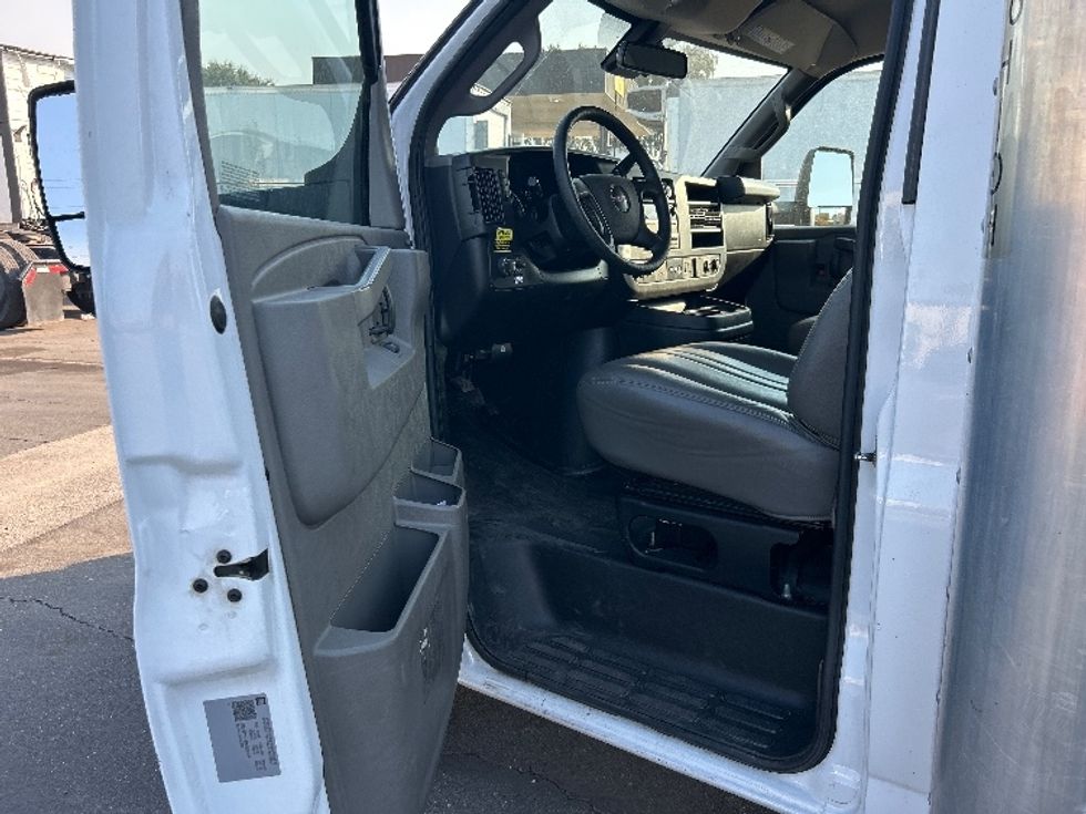 Light Duty Box Truck-Light and Medium Duty Trucks-GMC-2022-Savana G33903-Fresno-CA-52,388\n\t\tmiles-$ 39,000 - Image 16