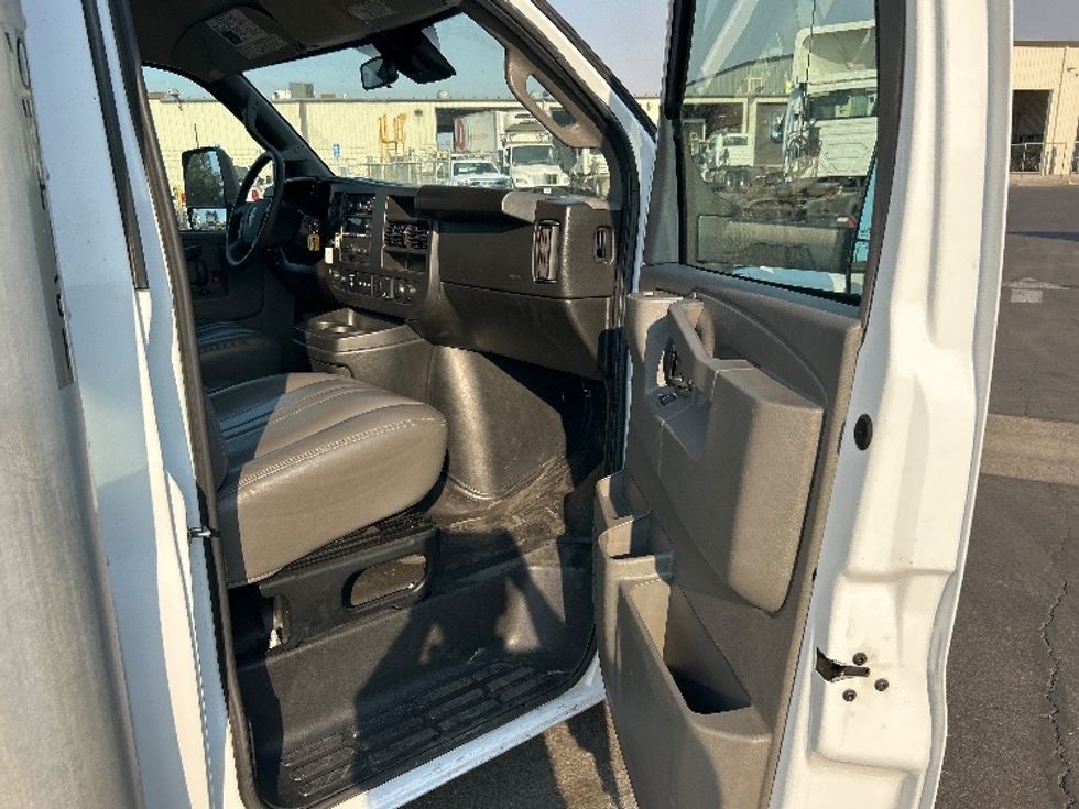 Light Duty Box Truck-Light and Medium Duty Trucks-GMC-2022-Savana G33903-Fresno-CA-52,388\n\t\tmiles-$ 39,000 - Image 20