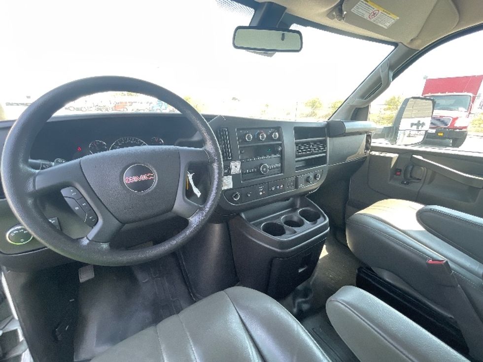 Light Duty Box Truck-Light and Medium Duty Trucks-GMC-2022-Savana G33903-Fresno-CA-75,096\n\t\tmiles-$ 38,500 - Image 16