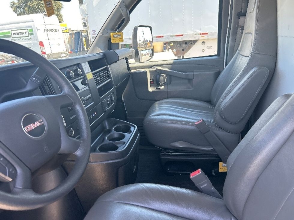 Light Duty Box Truck-Light and Medium Duty Trucks-GMC-2022-Savana G33903-Fresno-CA-88,458\n\t\tmiles-$ 34,750 - Image 18