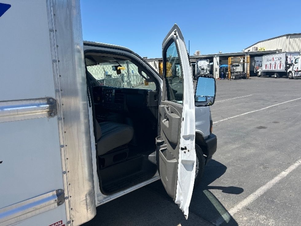 Light Duty Box Truck-Light and Medium Duty Trucks-GMC-2022-Savana G33903-Fresno-CA-88,458\n\t\tmiles-$ 34,750 - Image 19