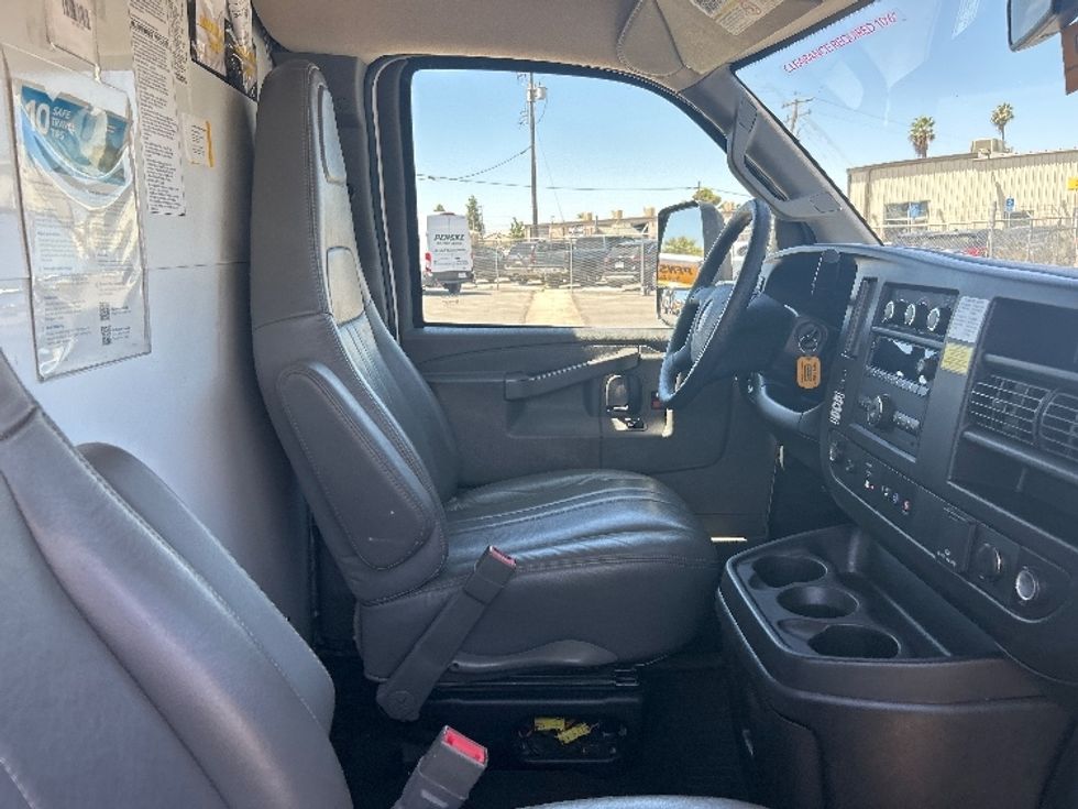 Light Duty Box Truck-Light and Medium Duty Trucks-GMC-2022-Savana G33903-Fresno-CA-88,458\n\t\tmiles-$ 34,750 - Image 21