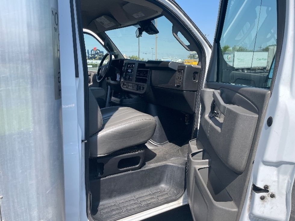 Light Duty Box Truck-Light and Medium Duty Trucks-GMC-2022-Savana G33903-Fresno-CA-96,681\n\t\tmiles-$ 33,500 - Image 18