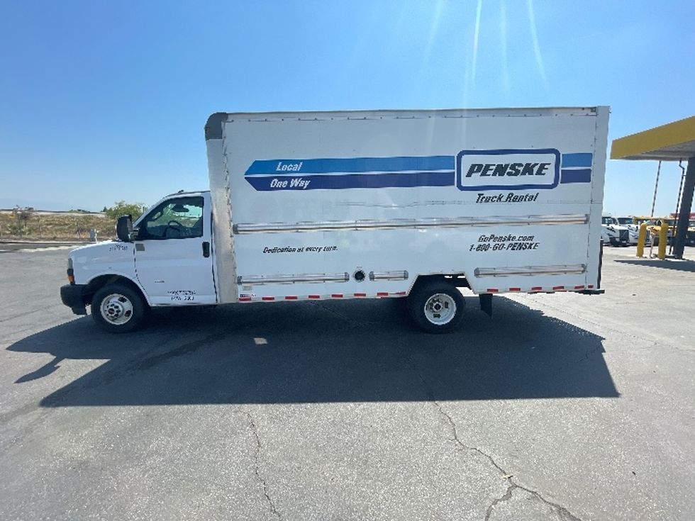 Light Duty Box Truck-Light and Medium Duty Trucks-GMC-2022-Savana G33903-Fresno-CA-96,681\n\t\tmiles-$ 33,500 - Image 4