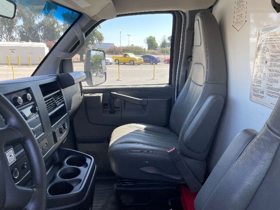 Light Duty Box Truck-Light and Medium Duty Trucks-GMC-2022-Savana G33903-Fresno-CA-97,460\n\t\tmiles-$ 33,500 - Image 17