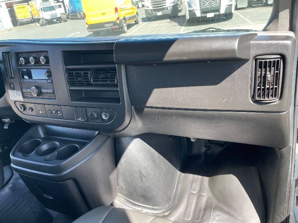Light Duty Box Truck-Light and Medium Duty Trucks-GMC-2022-Savana G33903-Fresno-CA-97,460\n\t\tmiles-$ 33,500 - Image 19