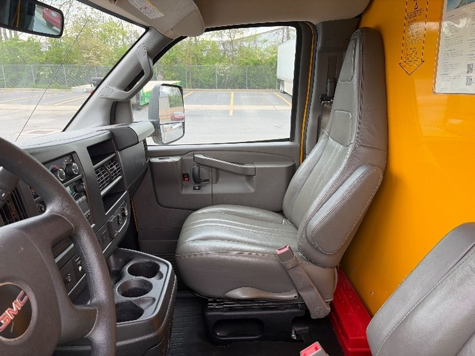 Light Duty Box Truck-Light and Medium Duty Trucks-GMC-2022-Savana G33903-Gahanna-OH-97,563\n\t\tmiles-$ 27,250 - Image 19