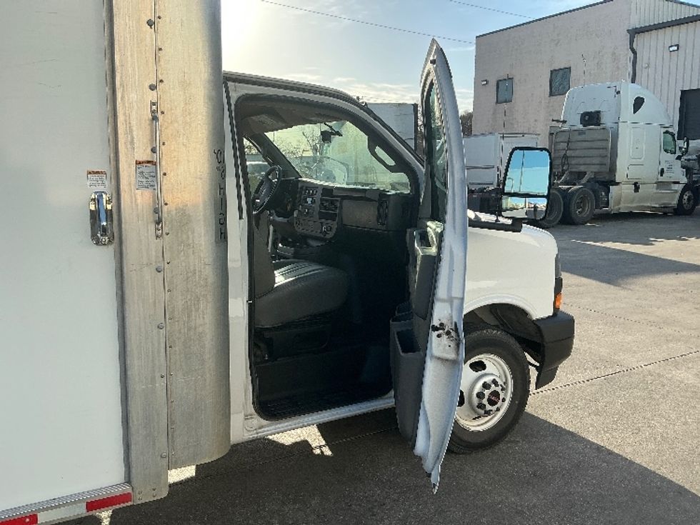 Light Duty Box Truck-Light and Medium Duty Trucks-GMC-2022-Savana G33903-Garland-TX-42,171\n\t\tmiles-$ 42,250 - Image 20