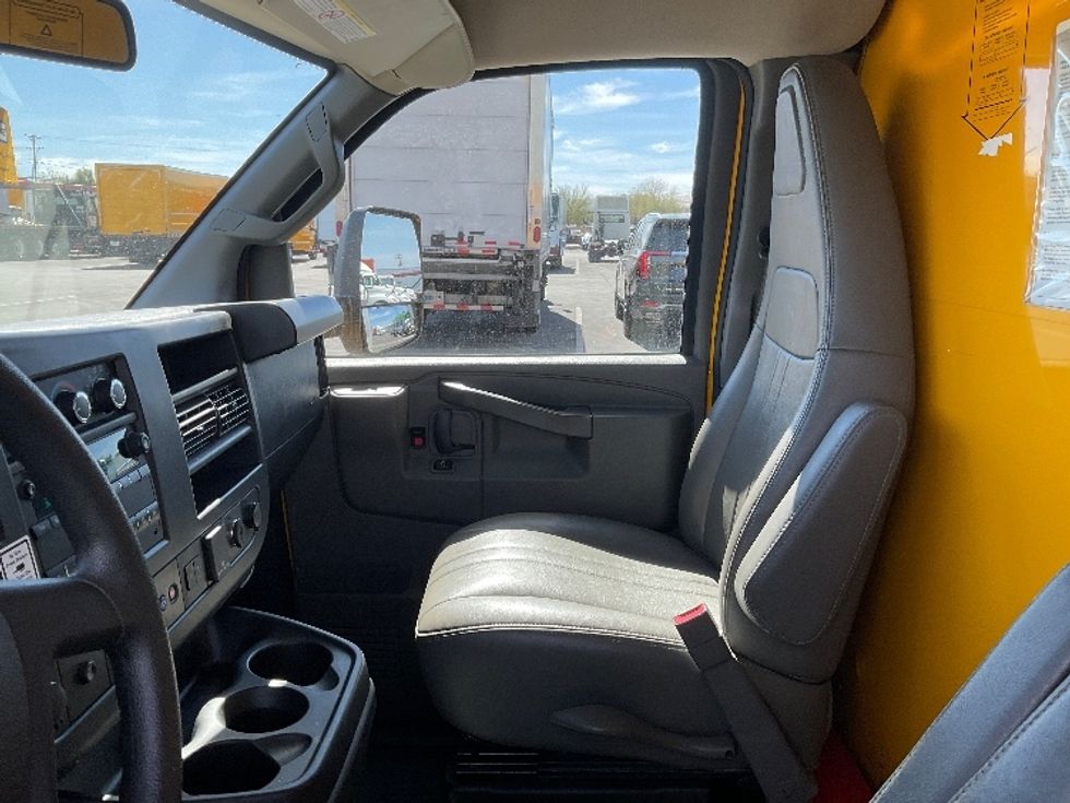 Light Duty Box Truck-Light and Medium Duty Trucks-GMC-2022-Savana G33903-Goodyear-AZ-122,823\n\t\tmiles-$ 26,000 - Image 19
