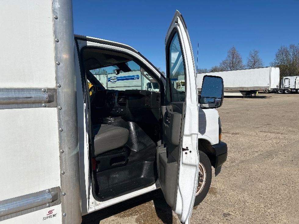 Light Duty Box Truck-Light and Medium Duty Trucks-GMC-2022-Savana G33903-Harahan-LA-103,747\n\t\tmiles-$ 31,250 - Image 14