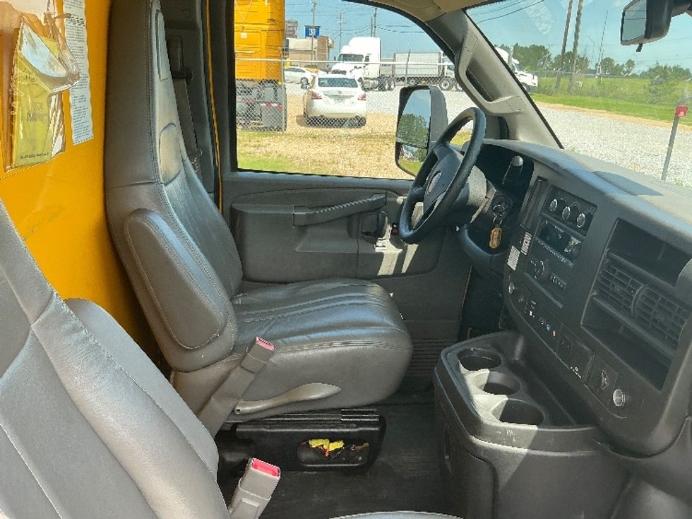 Light Duty Box Truck-Light and Medium Duty Trucks-GMC-2022-Savana G33903-Hattiesburg-MS-118,592\n\t\tmiles-$ 25,750 - Image 22