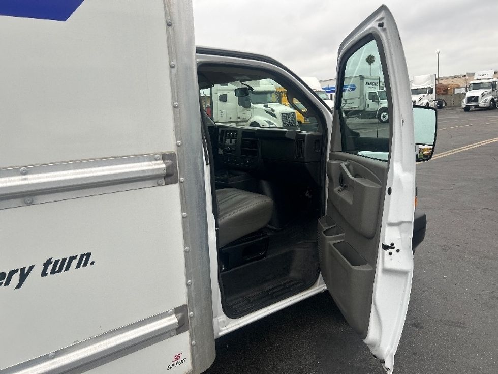 Light Duty Box Truck-Light and Medium Duty Trucks-GMC-2022-Savana G33903-Hayward-CA-93,403\n\t\tmiles-$ 30,250 - Image 20