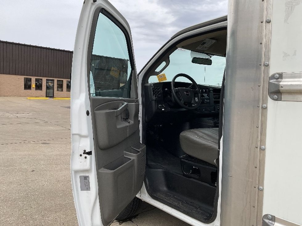 Light Duty Box Truck-Light and Medium Duty Trucks-GMC-2022-Savana G33903-Indianapolis-IN-44,290\n\t\tmiles-$ 40,750 - Image 14